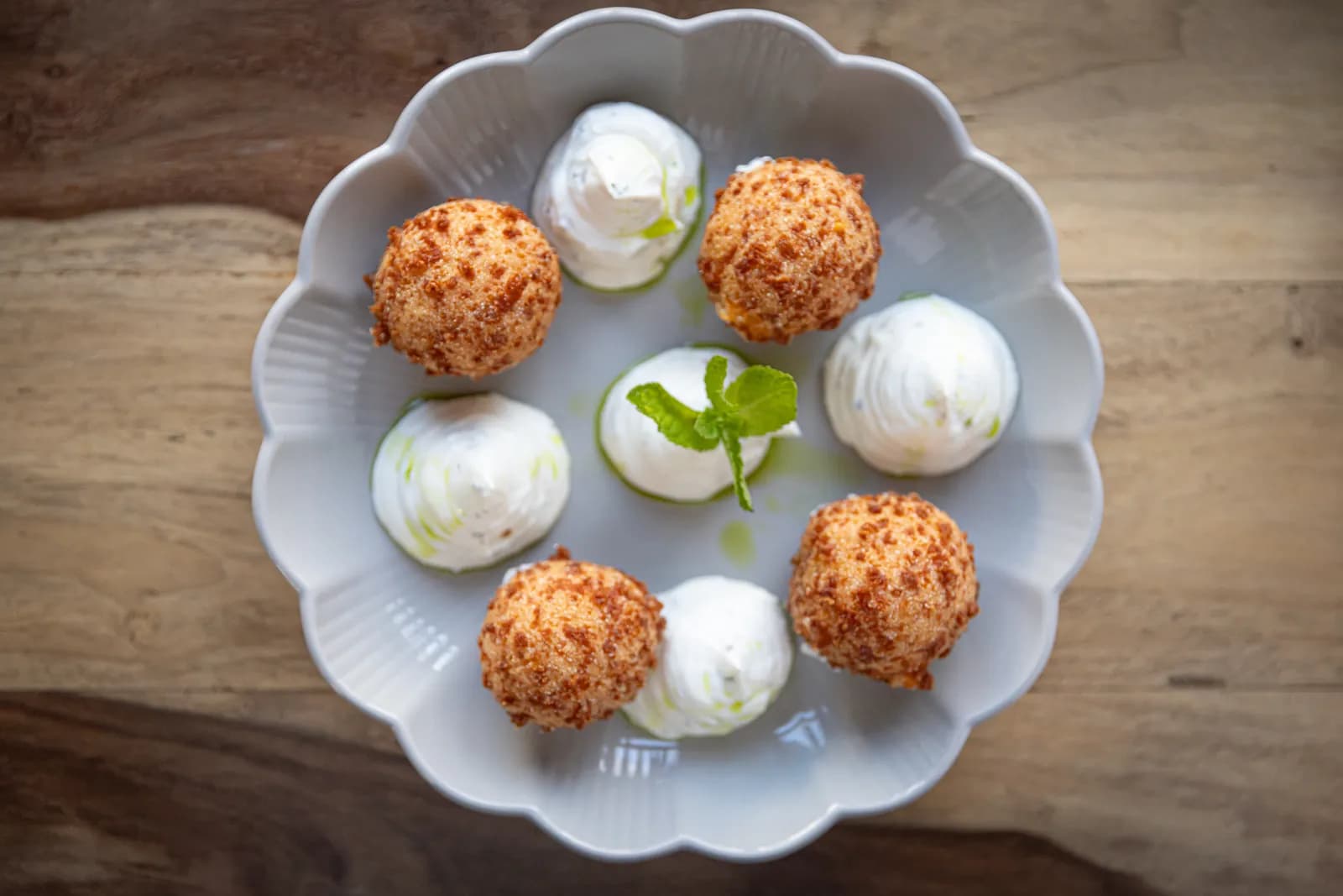 Chvishtari-Maisbrotbällchen mit Nadugi-Frischkäse