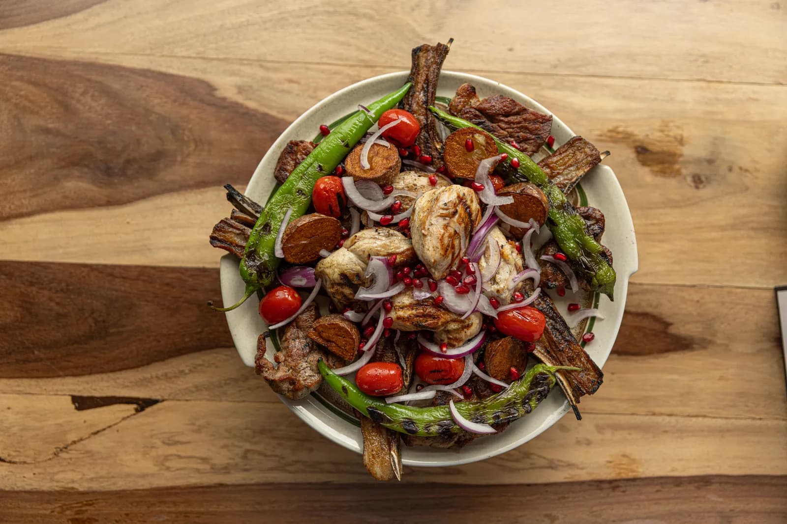 Gemischte Grillplatte mit Paprika, Tomaten und Zwiebeln