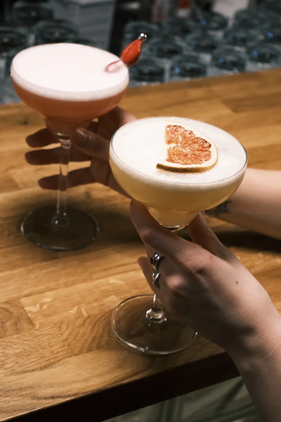 Zwei Sour-Cocktails an der Bar